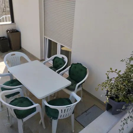 Iris 1 Apartament Ravno